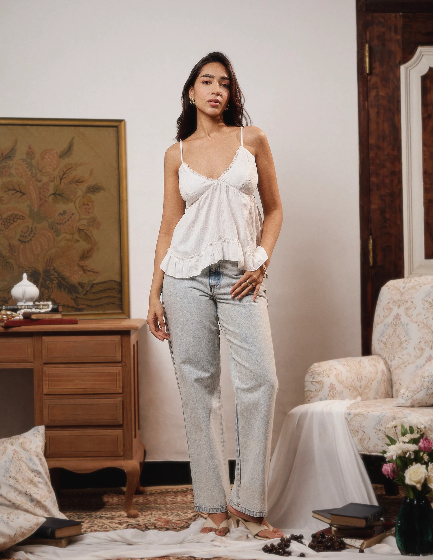 Asymetrical Hem Frill Detailed Sleevess Top - Image 4