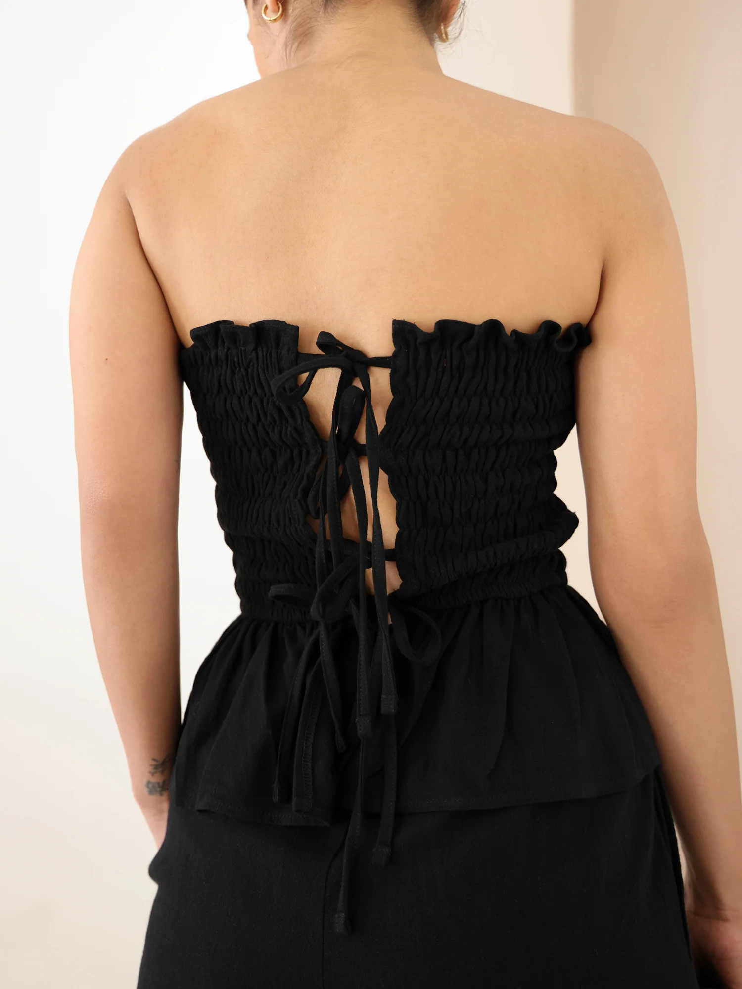 Back Tie Up Detailed Smocked Tube Top - Image 4