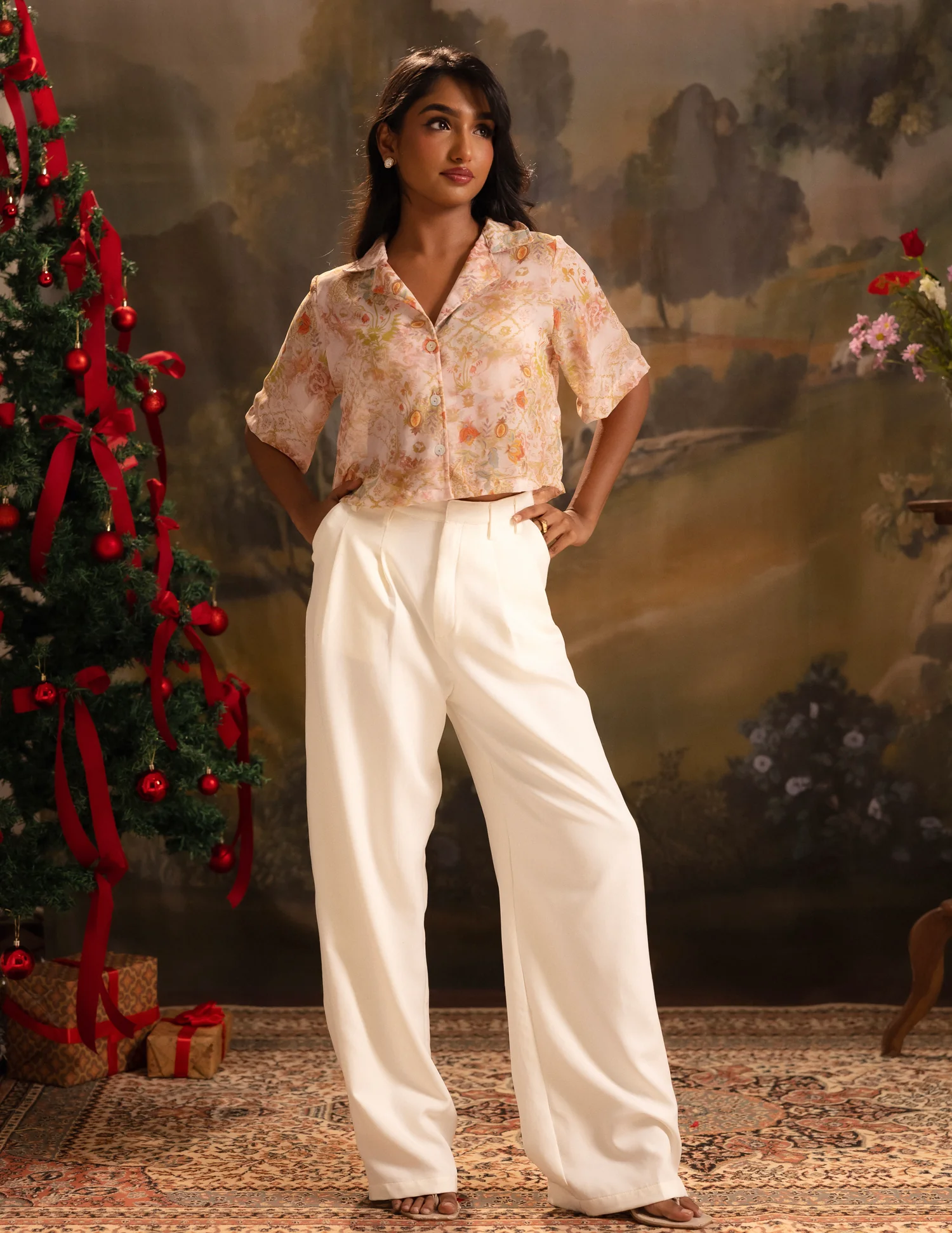 Collar Detailed Short Sleeved Cropped Top - Image 3