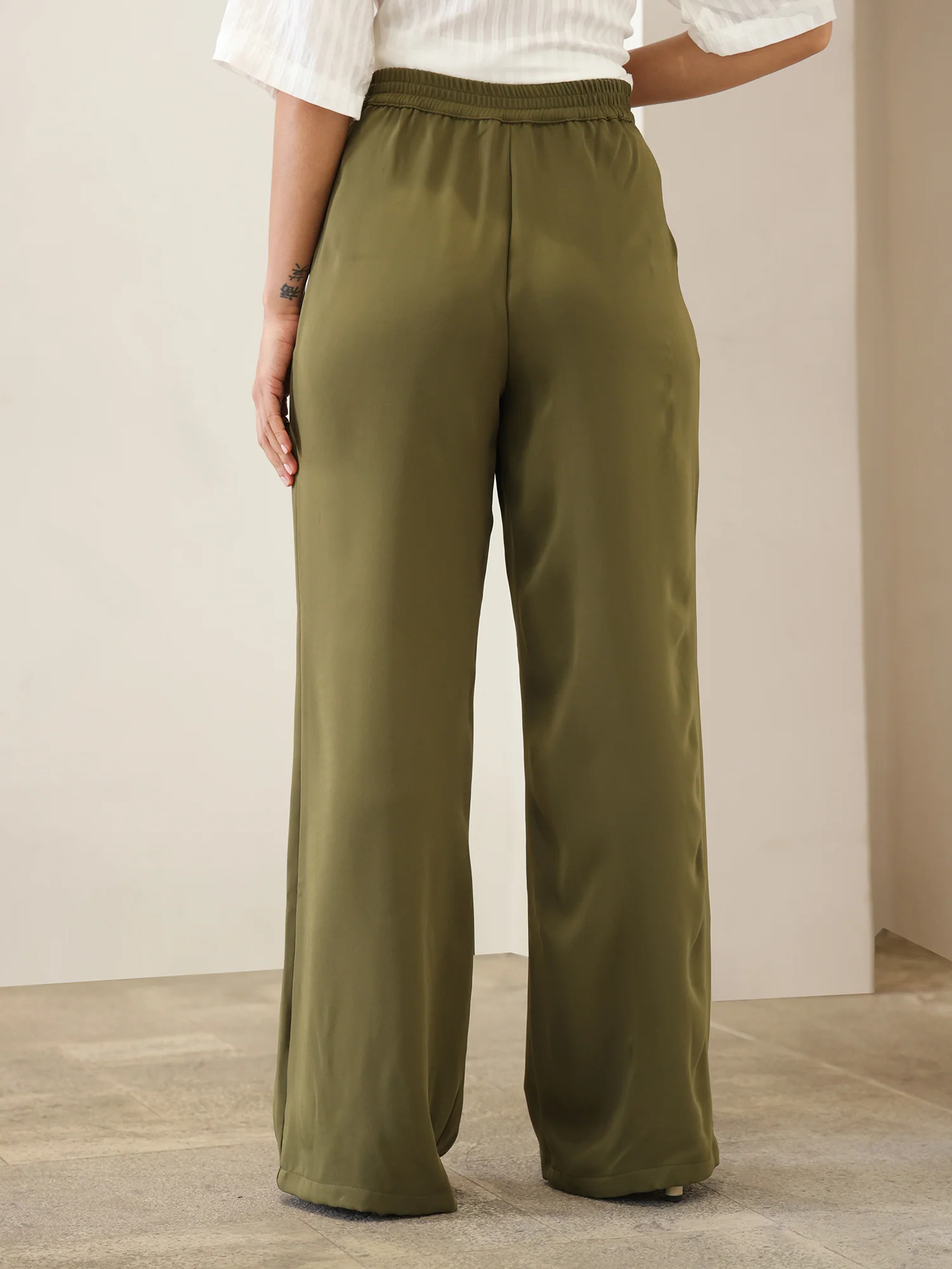 Front Pleated Wide Leg Pant - Image 4