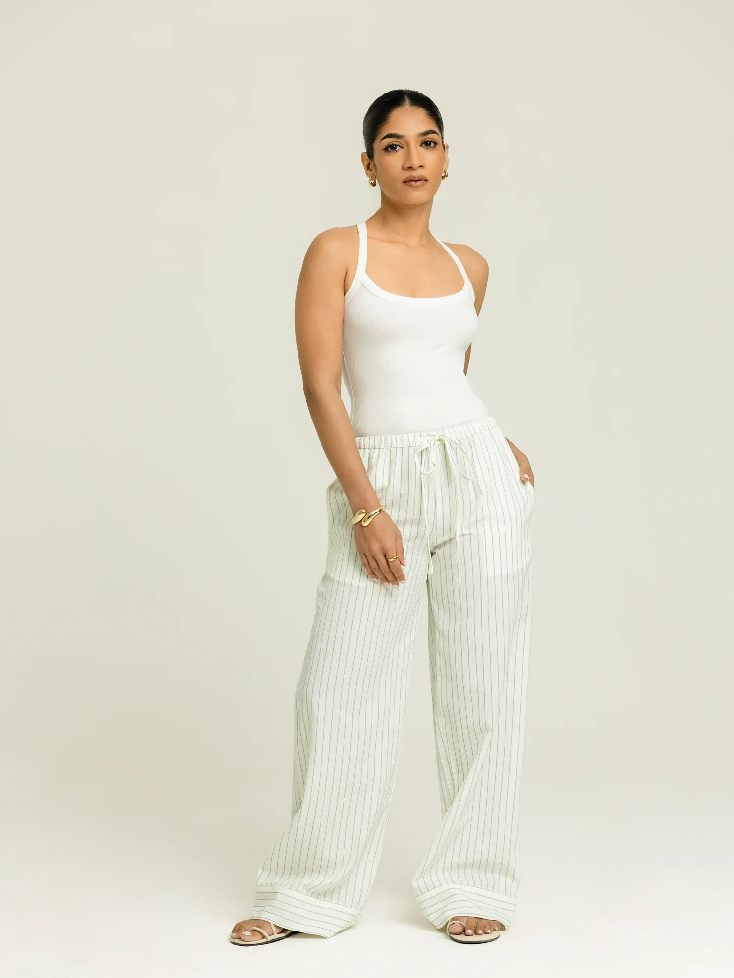 Scoop Neck Body Fitted Sleeveless Top - Image 2