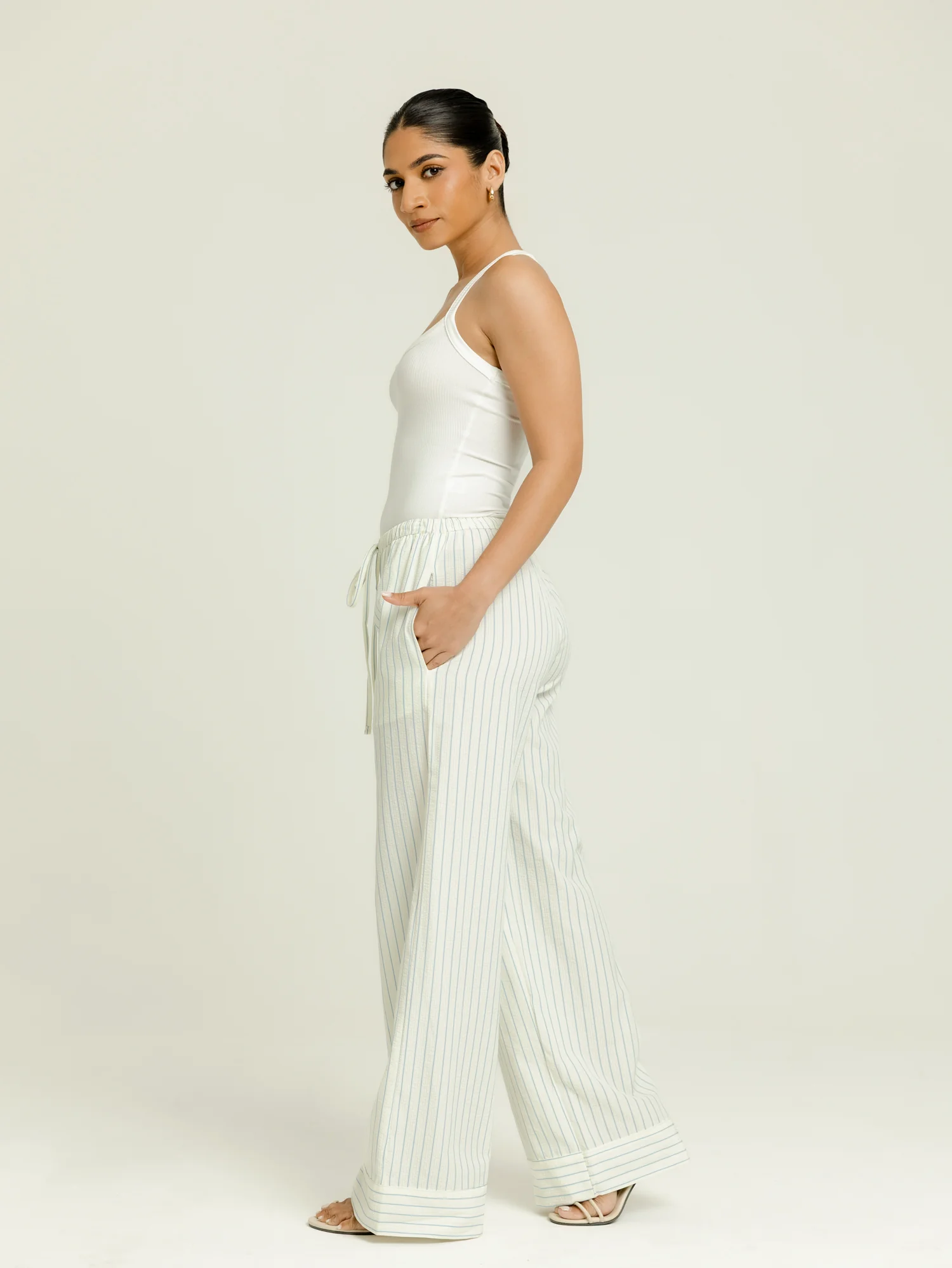 Scoop Neck Body Fitted Sleeveless Top - Image 3