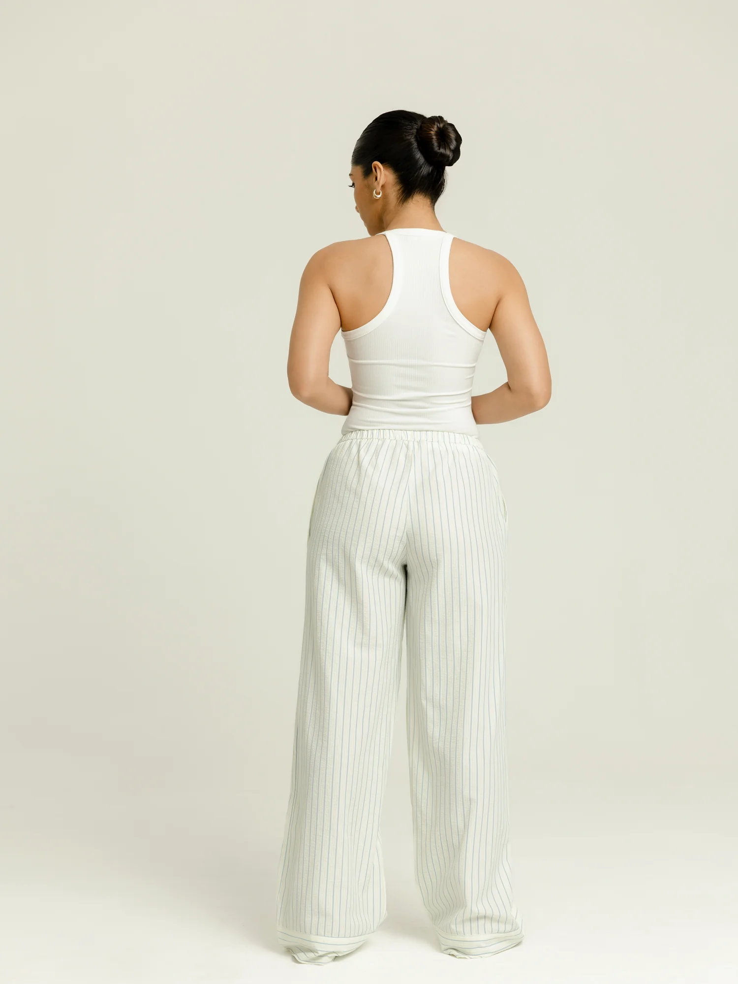 Scoop Neck Body Fitted Sleeveless Top - Image 4